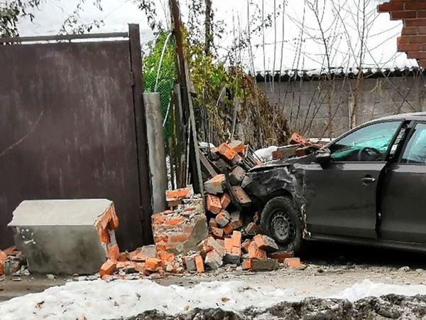 В Ростове водитель иномарки снес забор частного дома