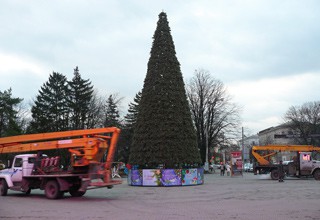 В г. Шахты устанавливают городскую елку