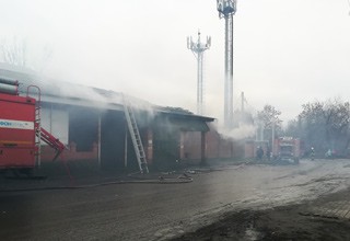 В г. Шахты произошел крупный пожар — сгорел гараж и 2 автомобиля