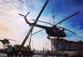 На постамент установили вертолет Ми-8 в Каменске-Шахтинском