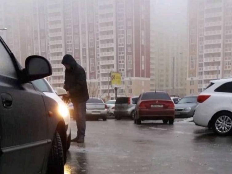Ростов в ледяной «глазури»: улицы донской столицы сковал лед