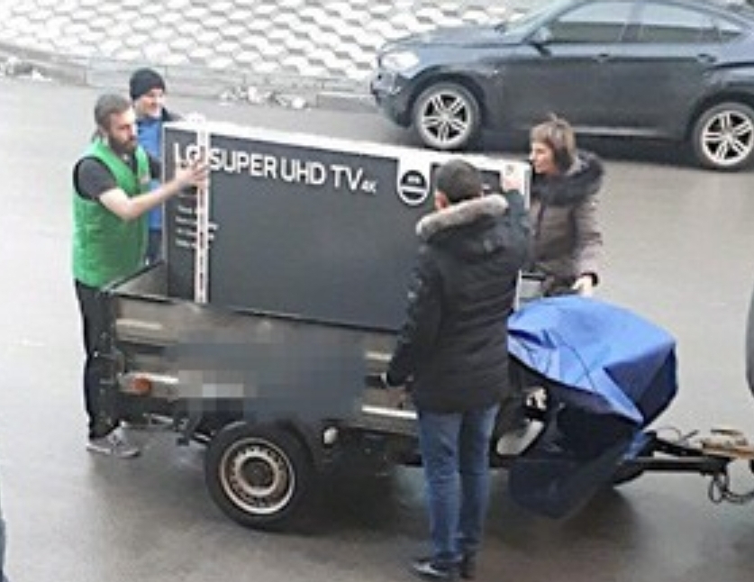 Купив телевизор за 229 тысяч рублей, покупатель отказался от доставки за 490 рублей