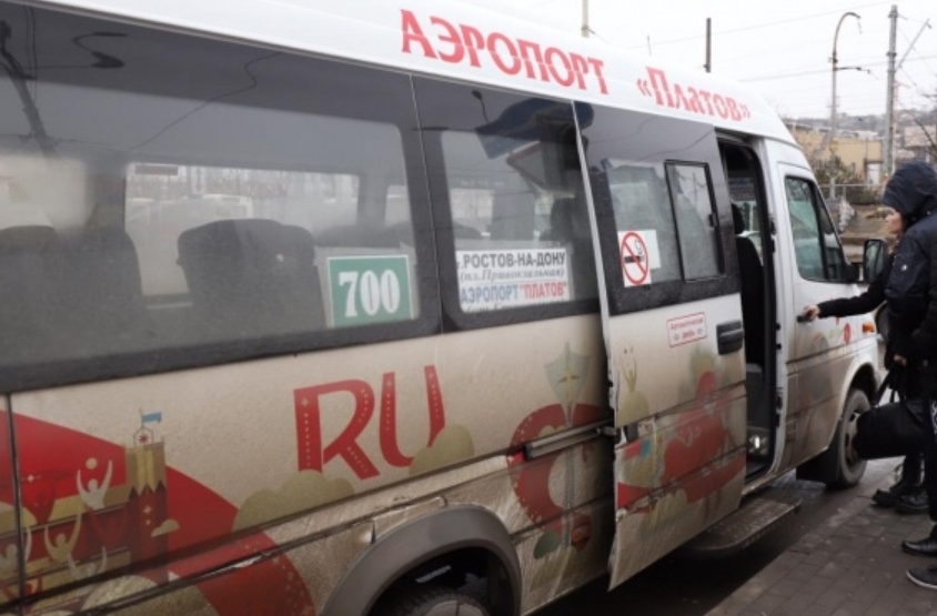 Вместо больших автобусов пассажиров в Платов по-прежнему возят маршрутки и ПАЗы