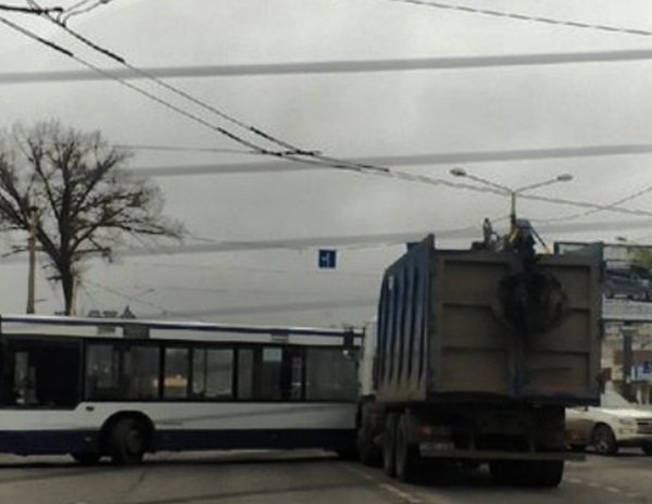 В Ростове пассажирский автобус врезался в грузовик