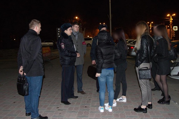 В Новочеркасске начали ловить подростков, гуляющих по ночам