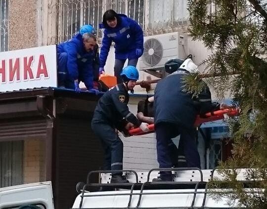 31-летний волгодонец упал с высоты на козырек подъезда и остался жив