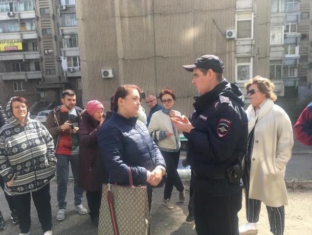 Жители домов на Грибоедовском спуске в Ростове вышли на митинг против двухуровневой парковки